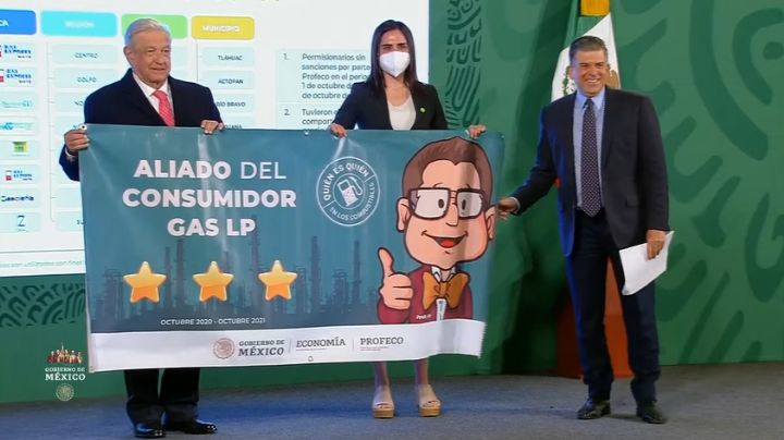 Profeco pone "estrellita" a gasolineras y gaseros por litros completos