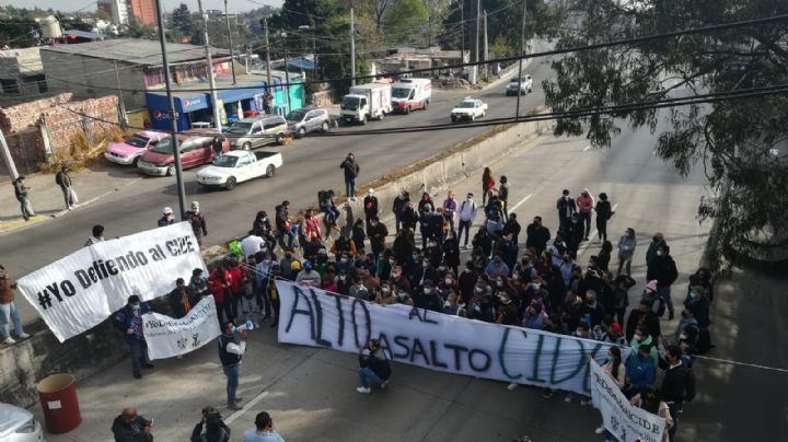 ¡Cuidado! Estudiantes del CIDE bloquean la carretera México-Toluca