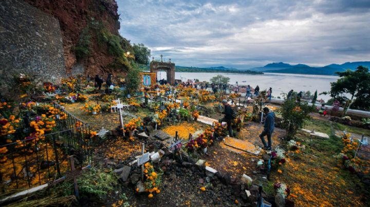 Día de Muertos: Pátzcuaro celebra la Noche de Ánimas 2022 con concurso de altares y desfile de catrinas