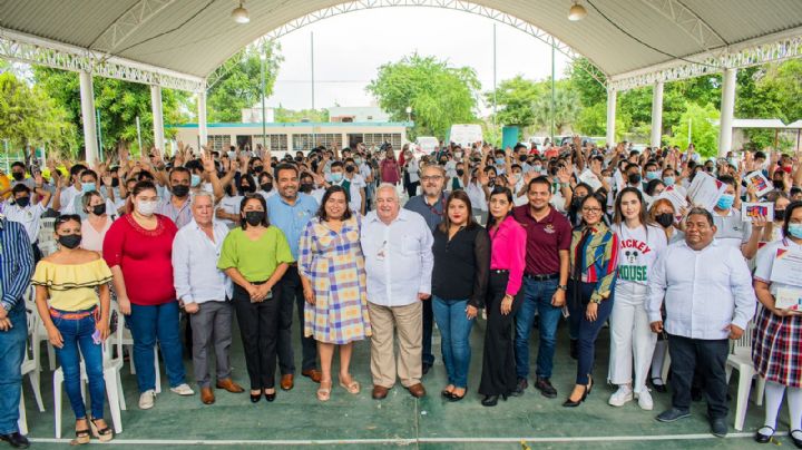 Fernando Remes entrega 200 tablets a estudiantes de secundarias y bachilleratos