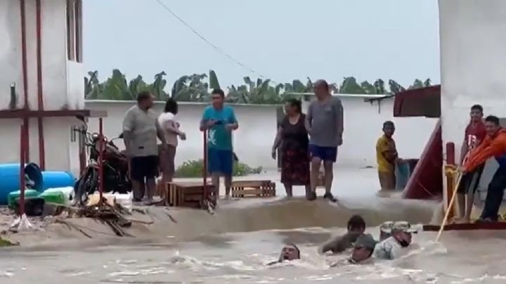 (VIDEO) Angustia en Tabasco: corriente se lleva a agente de Guardia Nacional… así lo rescataron