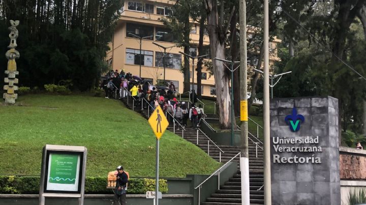 Estudiantes de Psicología de la UV marchan para exigir la destitución de la directora