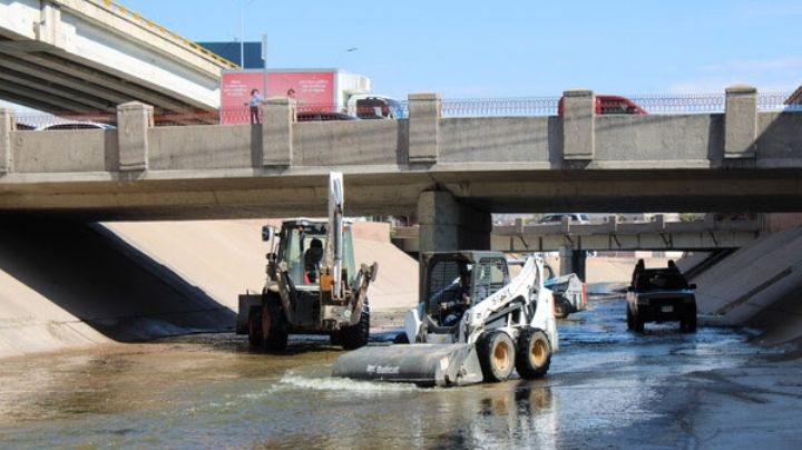 Retiran maleza, basura y grava del canal Chuvíscar para evitar malos olores