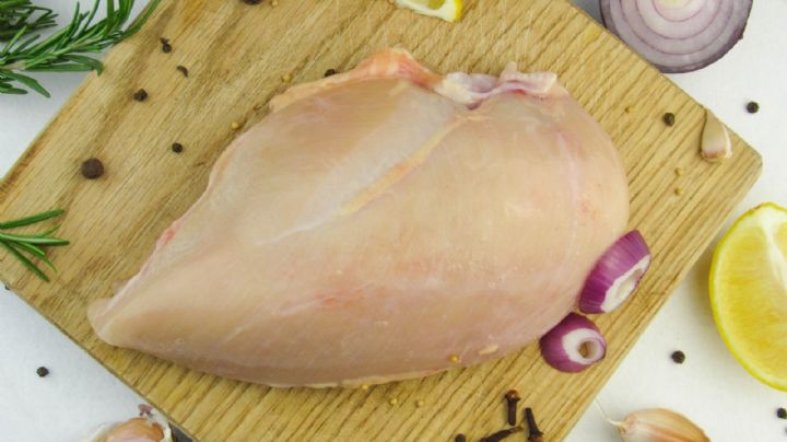 ¿Lavar el pollo del supermercado y comer la piel es peligroso? Los daños para la salud