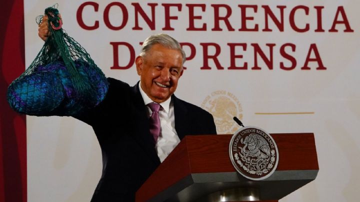 (VIDEO) 'Sorpresa' a AMLO: jóvenes que salieron de prisión le regalan hamaca