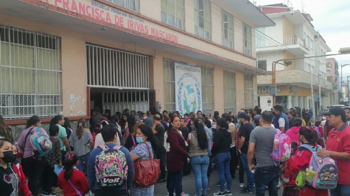 (VIDEO) Protestan padres de familia por supuesto abuso a una menor de edad en Córdoba