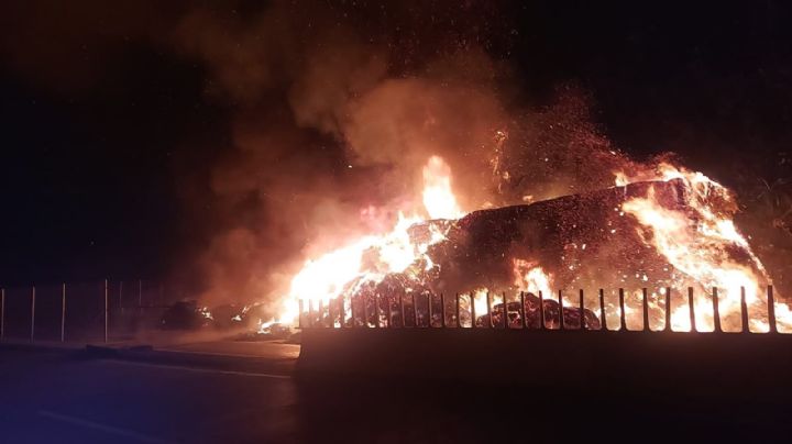 (VIDEO) Aparatoso choque entre dos trailers en Metlác, chófer sale con vida de milagro