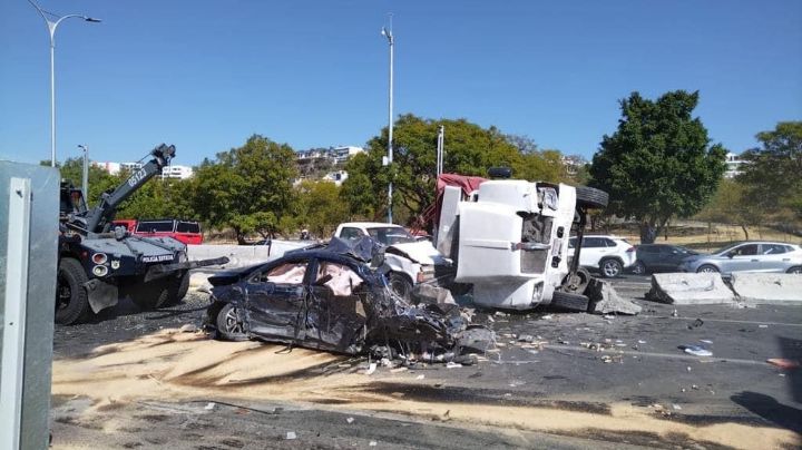 (VIDEO) Vuelca tractocamión; arma carambola y desquicia el tráfico de la ciudad