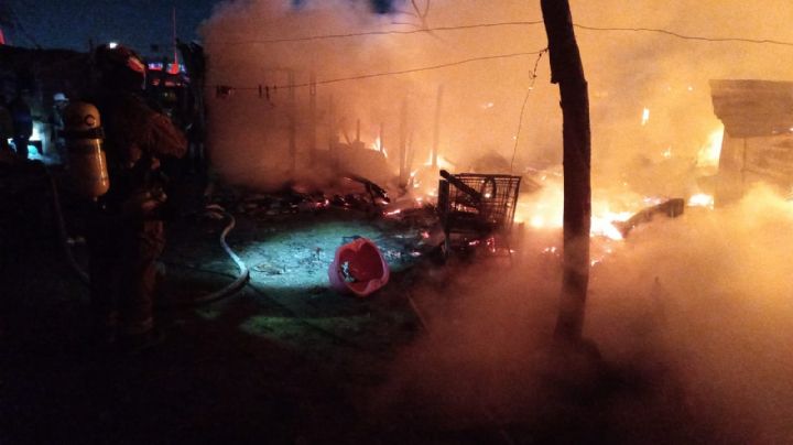 Incendio consume tejabanes  y deja a familias en la calle en Monterrey