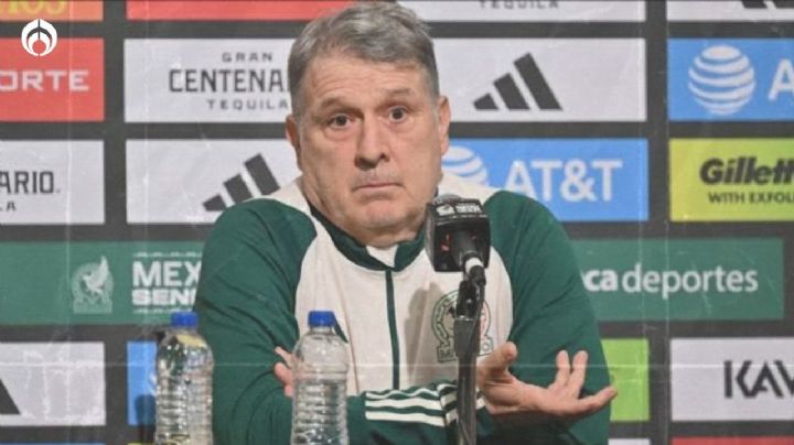 Martino regresa a México y lo reciben con reclamos y recuerdo del Chicharito