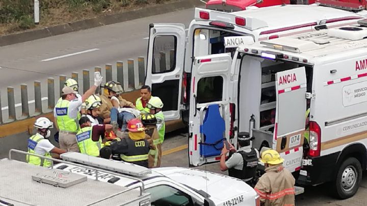 Conductor "pestañea" y atropella con su tractocamión a trabajadores de CAPUFE