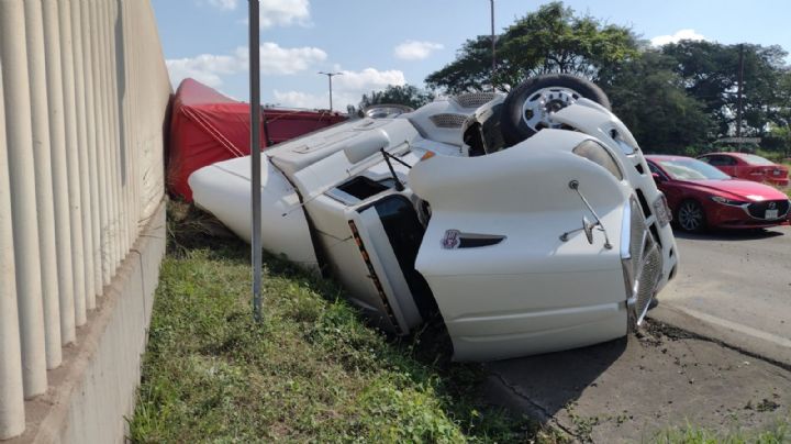 (VIDEO) Vuelca camión cargado con fertilizante, sobre la autopista federal Veracruz-Xalapa