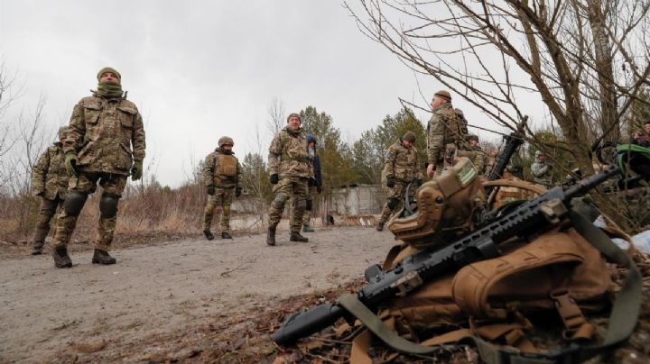 "Mucha gente quiere luchar": Ucranianos se enlistan en el Ejército para enfrentar a Rusia