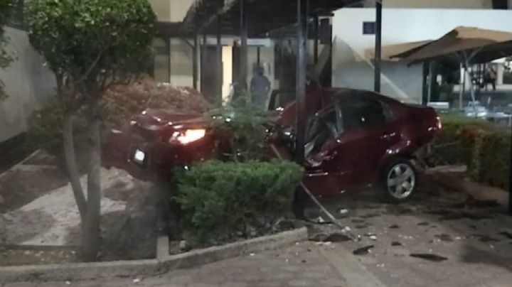 CDMX: auto cae desde un tercer piso en la Universidad La Salle