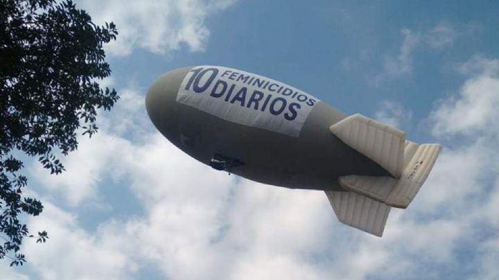 Día de la Mujer: Feministas "toman" el cielo de CDMX para protestar con un zeppelin