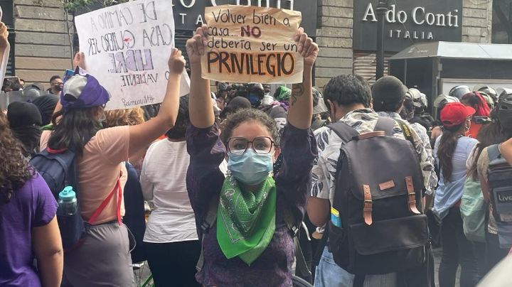 CDMX: colectivos feministas marchan hacia el Zócalo por desaparición de mujeres