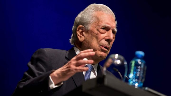 Vargas Llosa es hospitalizado en Madrid por COVID