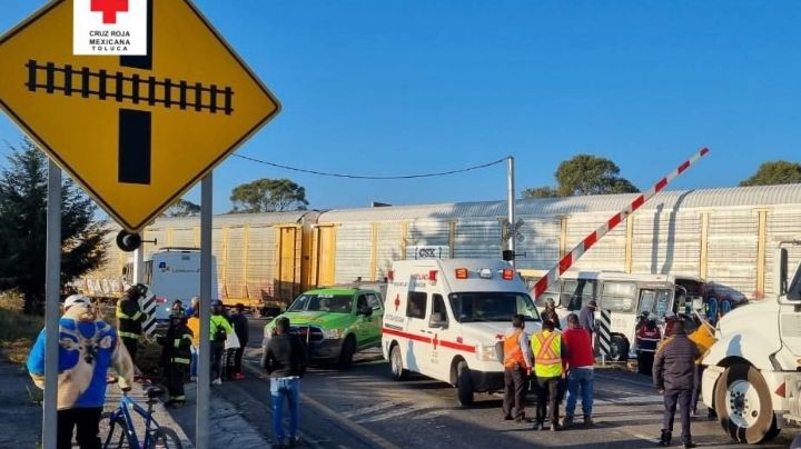 Tren embiste a camión en Atlacomulco; hay lesionados