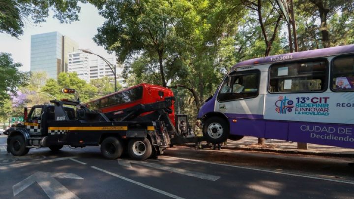 Choque de Metrobús fue por "distracción" del conductor de camión: Semovi