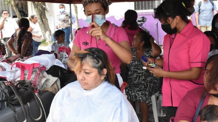 Acercan servicios de salud y belleza a mujeres del poniente de Coatzacoalcos