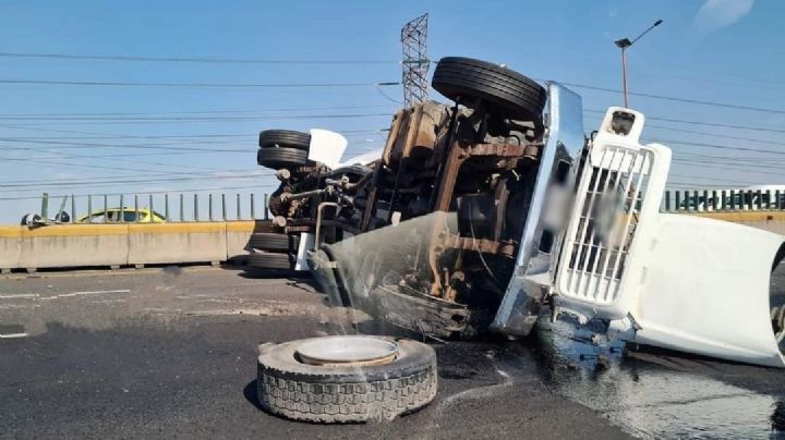 (VIDEO) Volcadura de pipa de gas LP provoca caos en la México Pachuca