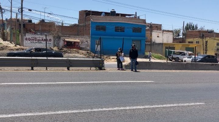 Habitantes de Irapuato, tardan hasta media hora para cruzar, por falta de puente peatonal derribado