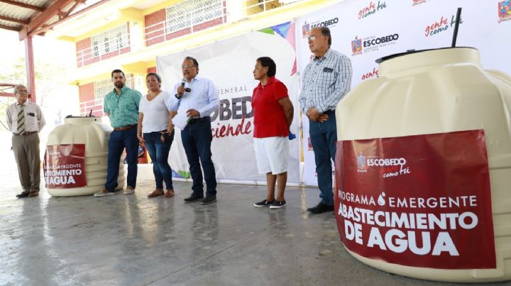 Crisis de agua: Entregan tinacos en escuelas de Escobedo