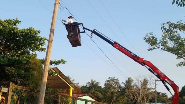 Avanza Cosoleacaque en renovación del Alumbrado Público