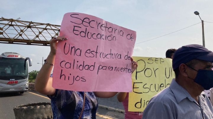 Escuela se cae a pedazos: Padres de familia bloquean carretera Villahermosa - Frontera