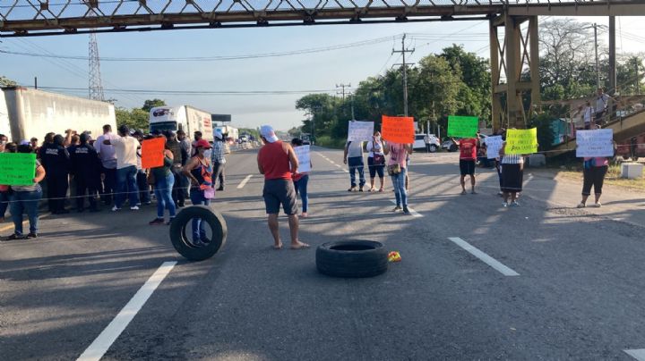 Bloquean carretera Villahermosa - Frontera