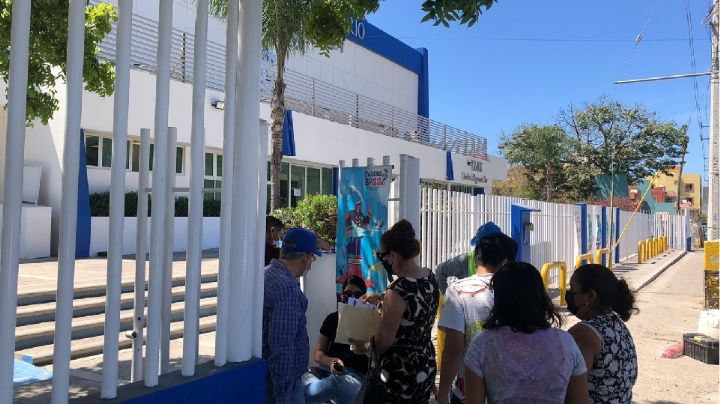 Vacunan a adolescentes en Mazatlán; llama Cuén a padres a llevar a sus hijos.