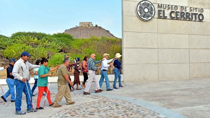 Avanzan en la colocación de señalética turística incluyente