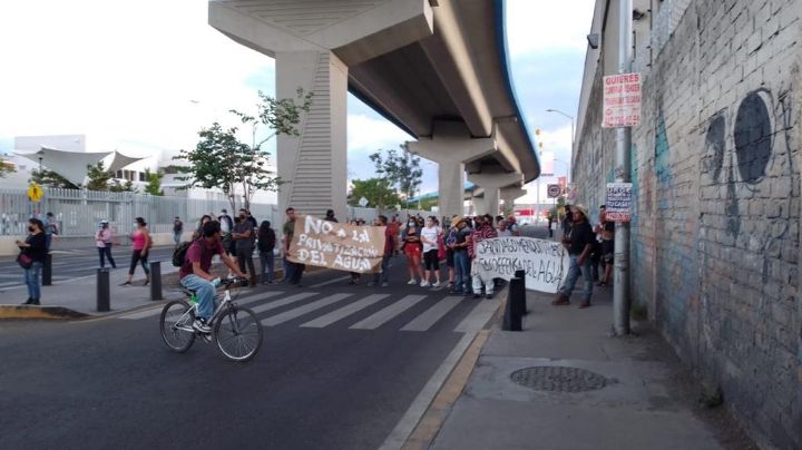 La libraron manifestantes en protesta frente a la CEA