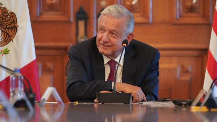 AMLO va por nueva meta de energías limpias tras reunión con John Kerry, enviado de EU