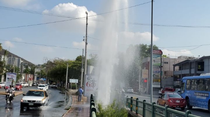 (VIDEO) Fuga masiva de agua se desata bajo puente de NL