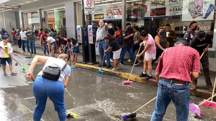 Comerciantes trabajan en la limpieza del primer cuadro de la ciudad