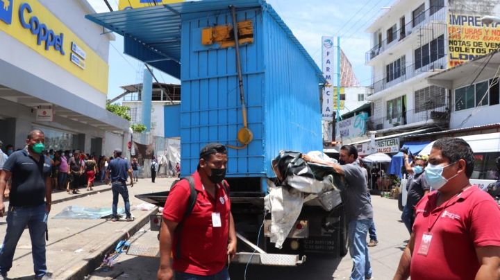 Agreden comerciantes a personal de Vía Pública en operativo