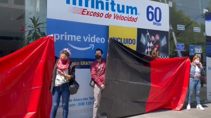 (VIDEO) ¡Estalla huelga en Telmex! Telefonistas izan banderas rojinegras y se van a paro