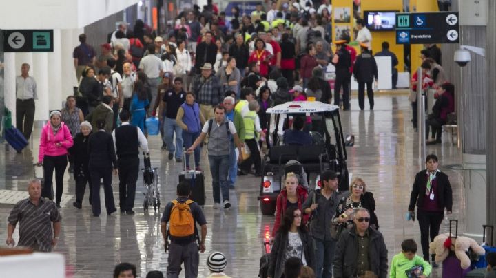 Caos en el AICM: Desalojan a extrabajadores de Mexicana con todo y cafetería