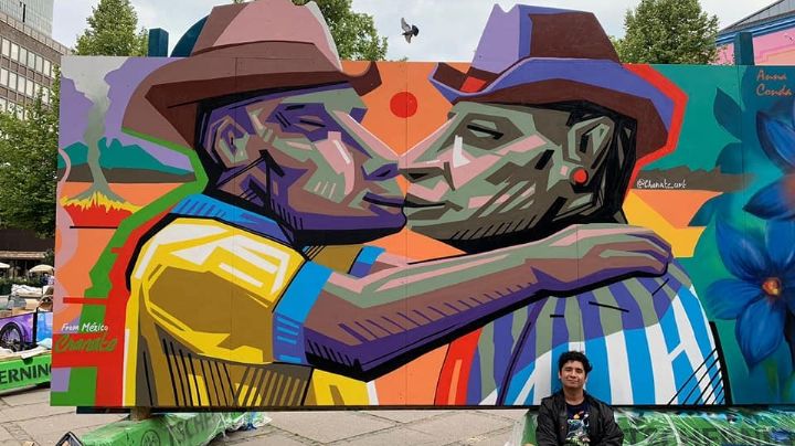 Tigres y Rayados: recrea mural en Europa "Beso entre dos hombres de Monterrey"