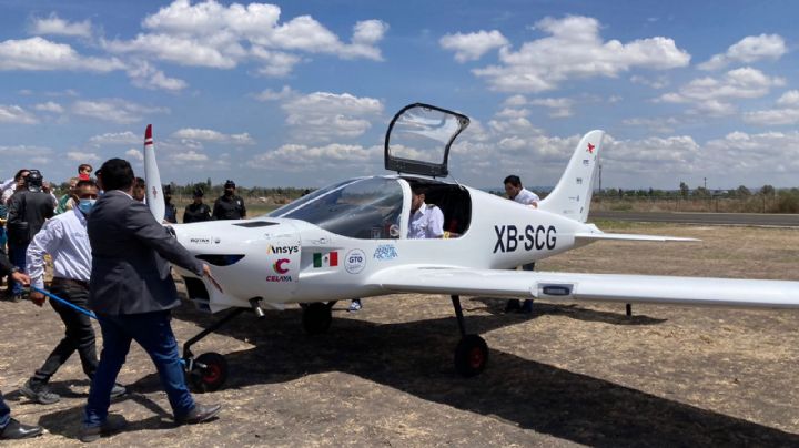 Despega Halcón 2, primer avión mexicano