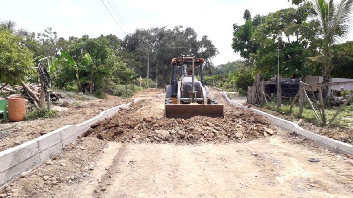 Moderniza el alcalde de Tihuatlán la avenida principal de Acuatempa