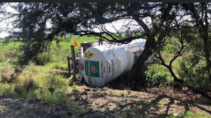 Volcadura de pipa de Pemex a la altura de Purísima del Rincón