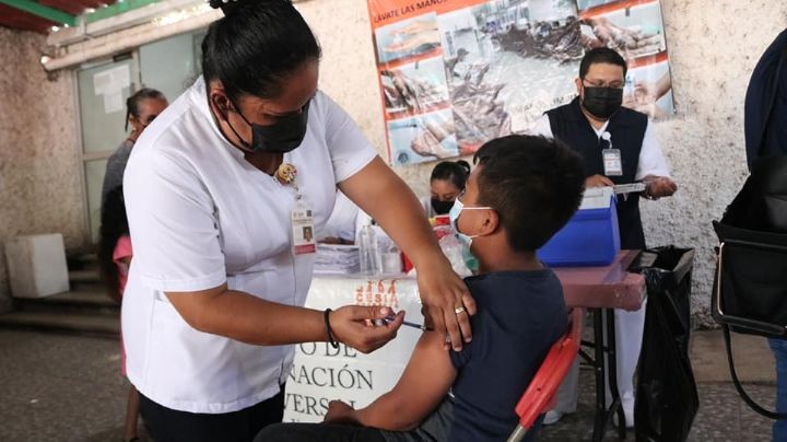 Piden autoridades a padres llevar a vacunar a sus hijos contra COVID