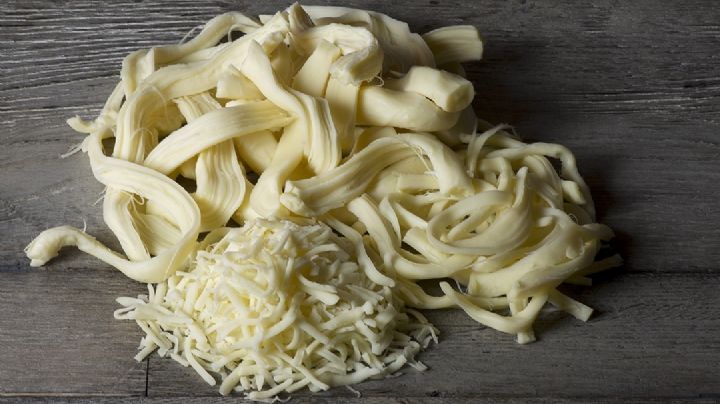 ¿Cómo puedo identificar un queso Oaxaca con hongos o gusanos?