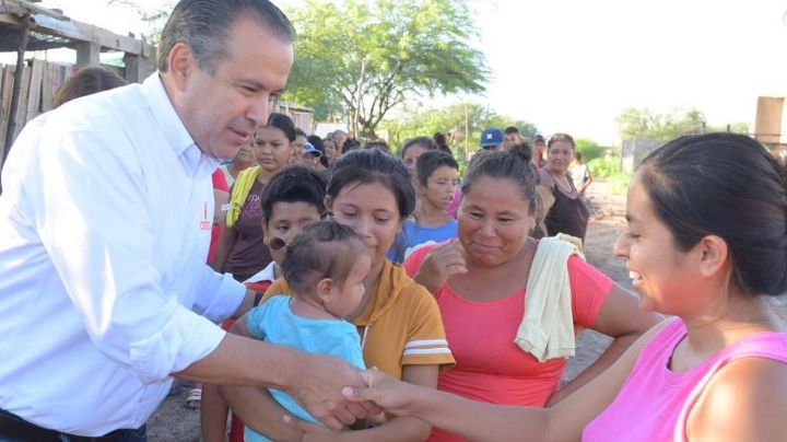 En zona afectada por lluvias del poblado Miguel Alemán dispone Toño Astiazarán ayuda a residentes