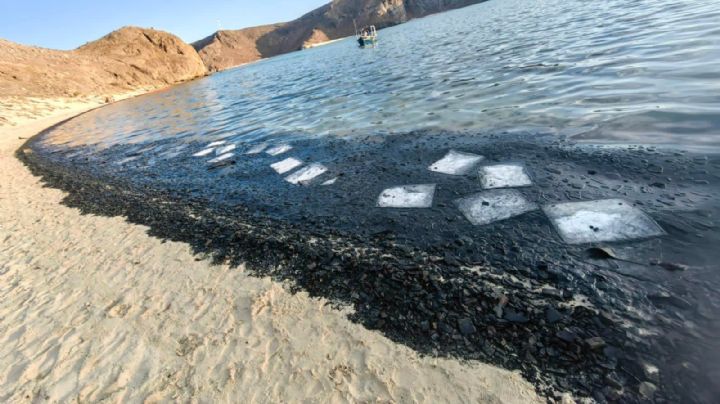 (VIDEO) Playa Balandra: incendio de yate causa daño ambiental a paradisiaco lugar en BCS