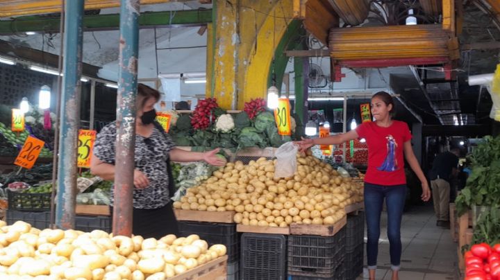 Inflación: ¿Por qué bajan los combustibles pero no el precio de la comida? Esto dice Hacienda