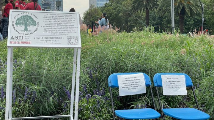 Familias de desaparecidos reprochan ausencia de AMLO y Encinas en memorial en Reforma