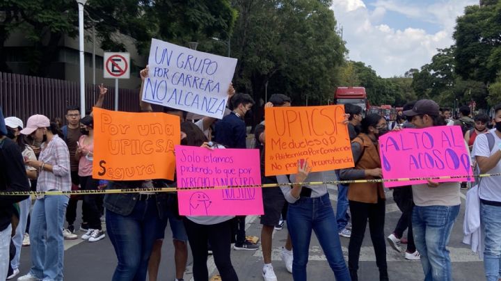 Alumnos del IPN exigen con bloqueos renuncia del director de UPIICSA